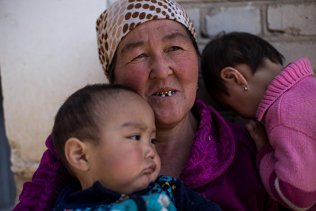 Дети киргизов. Дети мигрантов Кыргызстан. Бедность в центральной Азии. Семья в Киргизии. Центральная Азия дети.