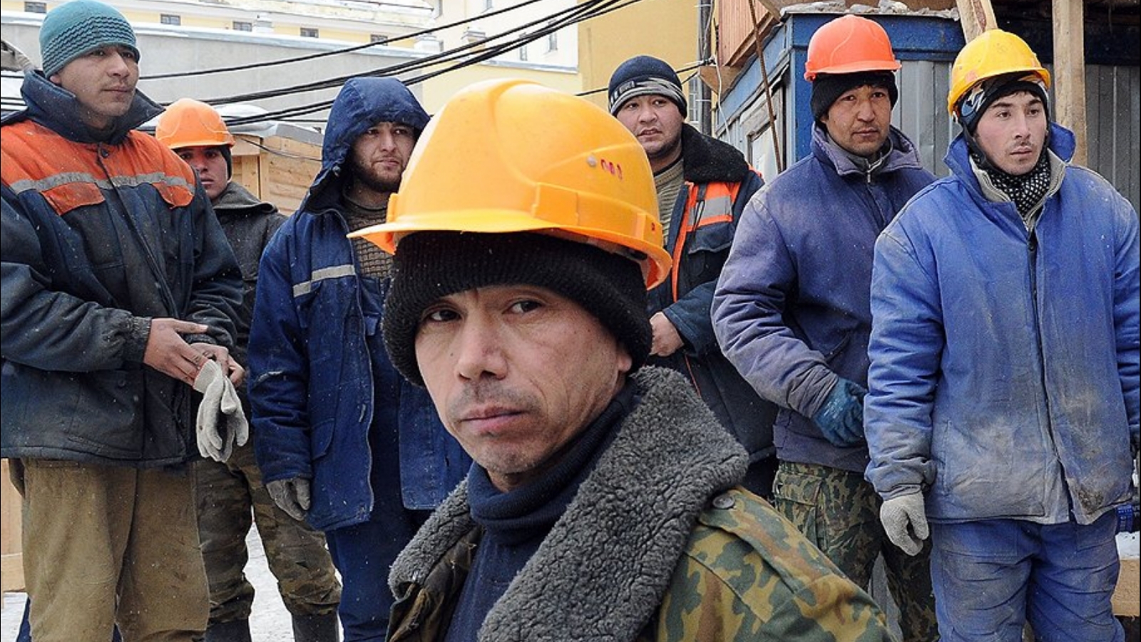 Таджикские рабочие. Мигранты строители. Гастарбайтеры на стройке. Узбеки на стройке. Строитель гастарбайтер.